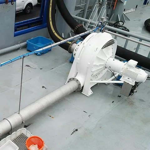 Fiskepumpe installert på dekk